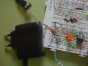 Un cargador de teléfonos como alimentador