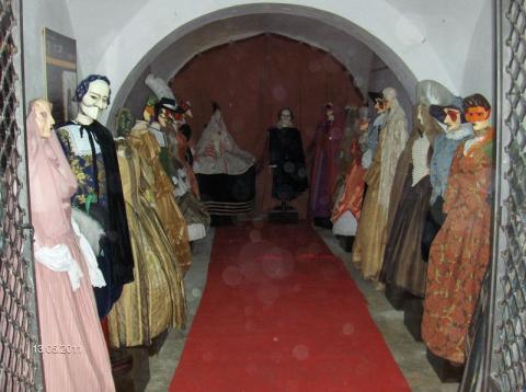2-sala_de_los_vestidos_de_epoca.jpg